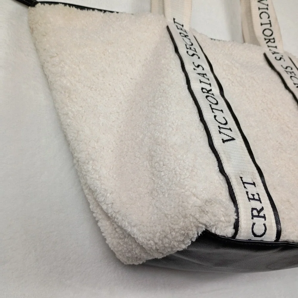 Victoria's Secret Sherpa Fleece Tote Bag Cream Black Logo Strap Large Zip Top‎
